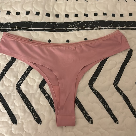 3 new pairs of thongs - Picture 8 of 11